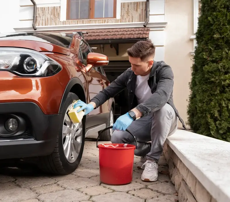 Lavage auto à domicile Castine-en-Plaine : professionnel intervenant sur un véhicule